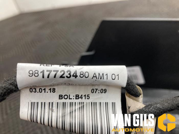 Mittkonsol från en Peugeot 308 (L3/L8/LB/LH/LP) 1.2 12V e-THP PureTech 130 2018