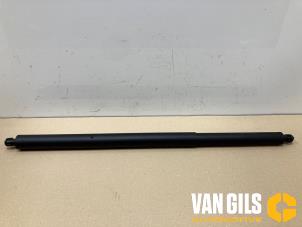 Begagnade Gasfjäder, höger bak Mercedes CLA Shooting Brake (118.6) 1.5 CLA-180d Pris € 99,99 Marginaltabell erbjuds av Van Gils Automotive