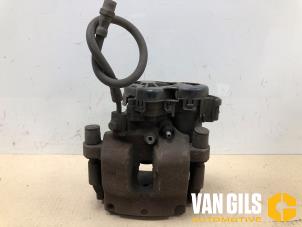 Gebruikte Remklauw (Tang) rechts-achter Mercedes C Estate (S205) C-350 e 2.0 16V Prijs € 99,99 Margeregeling aangeboden door Van Gils Automotive