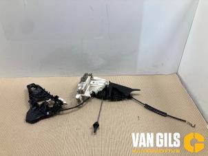 Begagnade Dörrlåsmekanism, 4-dörrars, vänster fram Mercedes A (W169) 1.5 A-150 5-Drs. Pris € 225,00 Marginaltabell erbjuds av Van Gils Automotive