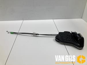 Gebruikte Slotmechaniek Portier 4Deurs rechts-achter Toyota Aygo (B40) 1.0 12V VVT-i Prijs op aanvraag aangeboden door Van Gils Automotive