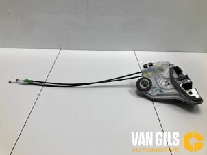 Gebruikte Deurslot Mechaniek 4Deurs links-achter Toyota Aygo (B40) 1.0 12V VVT-i Prijs op aanvraag aangeboden door Van Gils Automotive