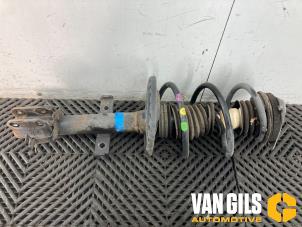 Gebruikte Schokdemper links-voor Renault Captur (2R) 0.9 Energy TCE 12V Prijs op aanvraag aangeboden door Van Gils Automotive
