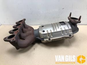 Gebruikte Uitlaatspruitstuk + katalysator Kia Rio II (DE) 1.4 16V Prijs op aanvraag aangeboden door Van Gils Automotive