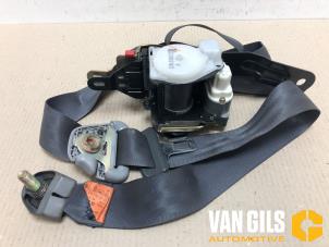 Begagnade Främre säkerhetsbälte, höger Mitsubishi Galant Wagon (EA/EC) 2.0 16V Pris € 65,00 Marginaltabell erbjuds av Van Gils Automotive