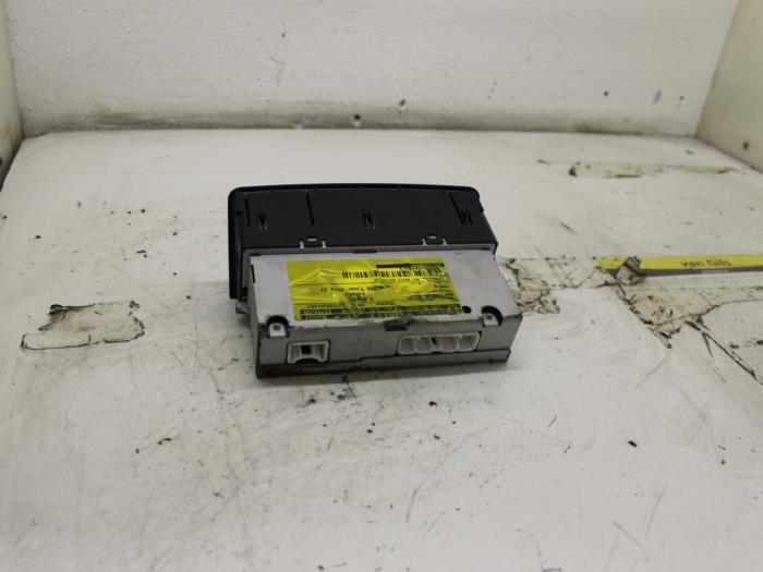 Navigatie Display van een Toyota Yaris (P1) 1.3 16V VVT-i 2003