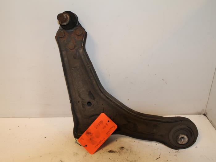 Främre gaffelben, höger från en Mercedes-Benz V (638.2) V-220 2.2 CDI 16V 2000