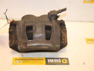 Gebruikte Remklauw (Tang) links-voor Ford Transit 2.4 TDdi 16V Prijs € 70,00 Margeregeling aangeboden door Van Gils Automotive