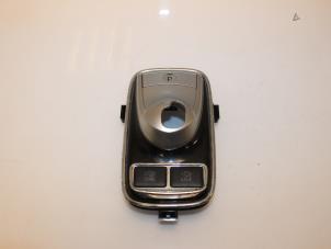 Begagnade Brytare, parkeringsbroms Mitsubishi Outlander (GF/GG) 2.0 16V PHEV 4x4 Pris € 30,00 Marginaltabell erbjuds av Van Gils Automotive