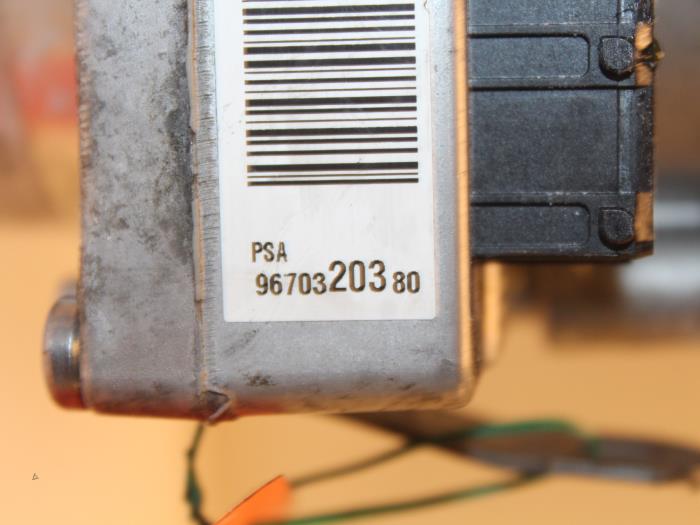 Elservostyrningsenhet från en Peugeot 307 (3A/C/D) 1.4 2002