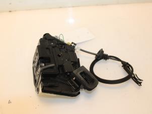 Begagnade Dörrlåsmekanism, 4-dörrars, höger fram Volkswagen Sharan (7N) 2.0 TDI 16V Pris € 52,03 Inklusive moms erbjuds av Van Gils Automotive