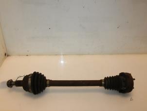 Gebruikte Aandrijfas links-voor Volkswagen Golf IV Variant (1J5) 1.4 16V Prijs € 45,00 Margeregeling aangeboden door Van Gils Automotive