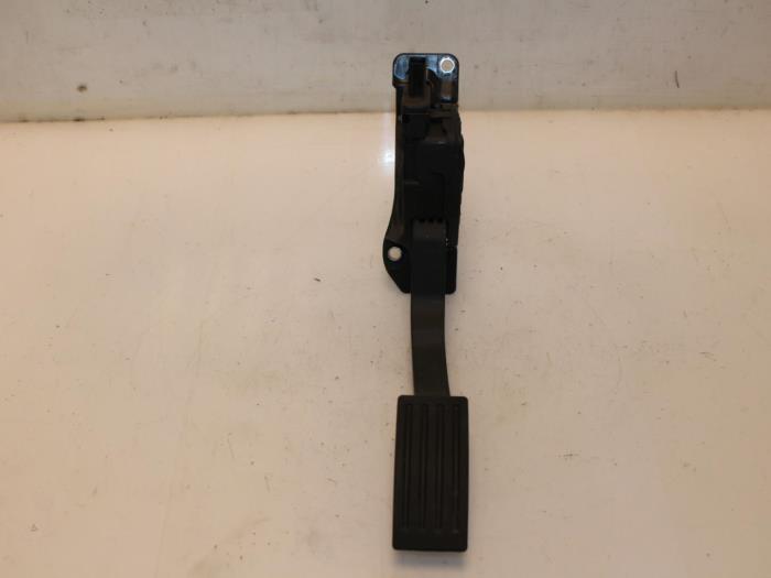 Gaspedal från en Volvo V40 Cross Country (MZ) 1.6 D2 2013