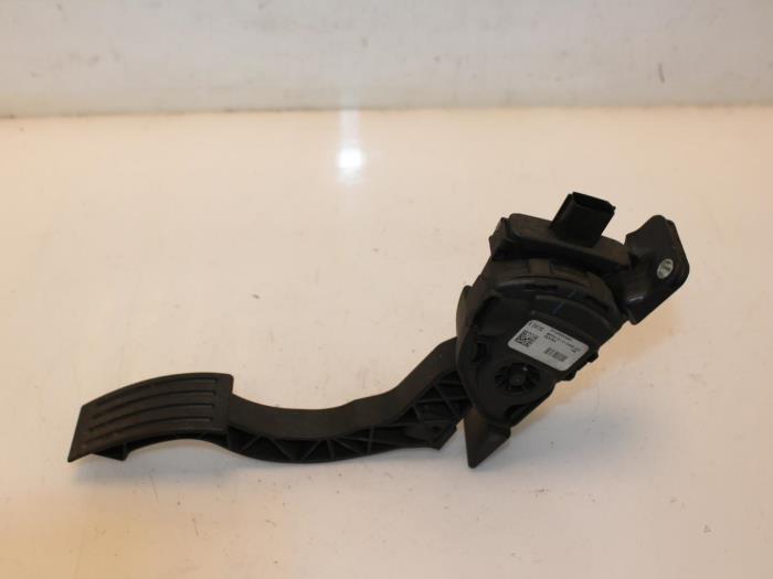 Gaspedal från en Volvo V40 Cross Country (MZ) 1.6 D2 2013