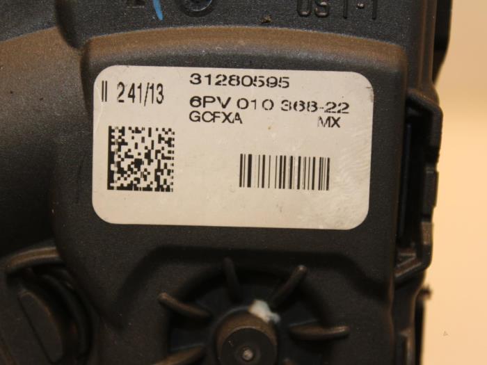 Gaspedal från en Volvo V40 Cross Country (MZ) 1.6 D2 2013