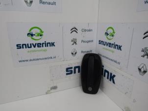 Używane Uchwyt drzwi prawych wersja 2-drzwiowa Peugeot Bipper (AA) 1.3 HDI Cena € 30,25 Z VAT oferowane przez Snuverink Autodemontage