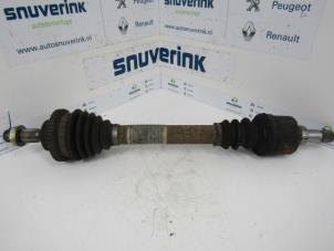 Gebruikte Aandrijfas links-voor Peugeot 206 CC (2D) 1.6 16V Prijs € 25,33 Margeregeling aangeboden door Snuverink Autodemontage
