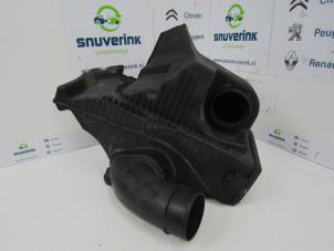 Begagnade Luftfilterhus Renault Clio III (BR/CR) 1.2 16V TCe 100 Pris € 25,33 Marginaltabell erbjuds av Snuverink Autodemontage
