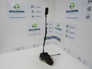 Begagnade Dörrlåsmekanism, 4-dörrars, höger fram Renault Laguna II Grandtour (KG) 2.0 16V Pris € 25,00 Marginaltabell erbjuds av Snuverink Autodemontage