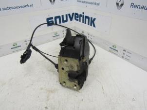 Begagnade Dörrlåsmekanism, 4-dörrars, vänster fram Renault Laguna II Grandtour (KG) 1.8 16V Pris € 25,33 Marginaltabell erbjuds av Snuverink Autodemontage