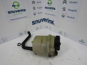 Gebruikte Servo Oliereservoir Renault Mascott 3.0 DXi 16V Prijs € 30,65 Inclusief btw aangeboden door Snuverink Autodemontage