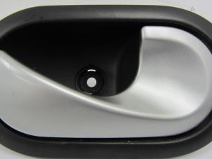 Begagnade Dörrhandtag, 2-dörrars, höger Renault Twingo II (CN) 1.2 16V LEV Pris € 20,00 Marginaltabell erbjuds av Snuverink Autodemontage