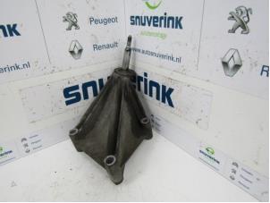 Begagnade Fäste, växellåda Renault Laguna II (BG) 1.8 16V Pris € 19,99 Marginaltabell erbjuds av Snuverink Autodemontage