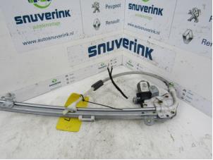 Begagnade Fönstermekanism för bakre dörr, 4-dörrars, vänster Renault Laguna II Grandtour (KG) 1.8 16V Pris € 20,00 Marginaltabell erbjuds av Snuverink Autodemontage