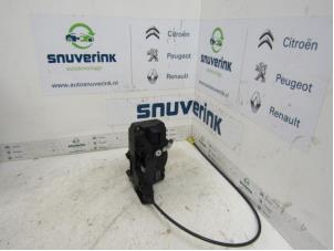 Begagnade Dörrlåsmekanism, 2-dörrars, vänster Renault Trafic New (FL) 2.0 dCi 16V 90 Pris € 30,24 Inklusive moms erbjuds av Snuverink Autodemontage