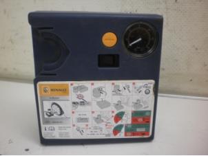 Gebruikte Banden reparatieset Renault Twingo II (CN) 1.2 16V Prijs € 31,50 Margeregeling aangeboden door Snuverink Autodemontage