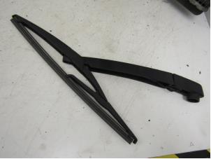 Gebruikte Ruitenwisserarm achter Peugeot 2008 (CU) 1.6 HDiF 16V Prijs € 35,00 Margeregeling aangeboden door Snuverink Autodemontage