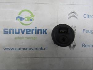 Begagnade AUX/USB-anslutning Peugeot 2008 (CU) 1.6 Blue HDi 100 Pris € 10,00 Marginaltabell erbjuds av Snuverink Autodemontage