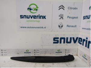 Gebruikte Ruitenwisserarm achter Peugeot 2008 (CU) 1.6 Blue HDi 100 Prijs € 35,00 Margeregeling aangeboden door Snuverink Autodemontage