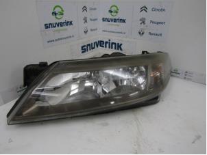 Begagnade Strålkastare, vänster Renault Laguna II Grandtour (KG) 1.8 16V Pris € 89,99 Marginaltabell erbjuds av Snuverink Autodemontage
