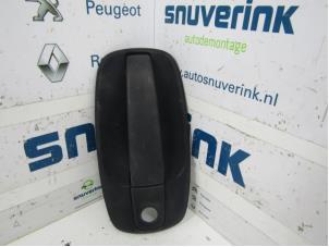 Begagnade Dörrhandtag, 2-dörrars, vänster Renault Trafic New (FL) 2.0 dCi 16V 90 Pris € 30,65 Inklusive moms erbjuds av Snuverink Autodemontage