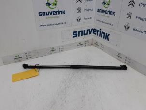 Begagnade Set med gasfjädrar, baklucka Renault Laguna II Grandtour (KG) 2.0 16V Pris € 25,00 Marginaltabell erbjuds av Snuverink Autodemontage