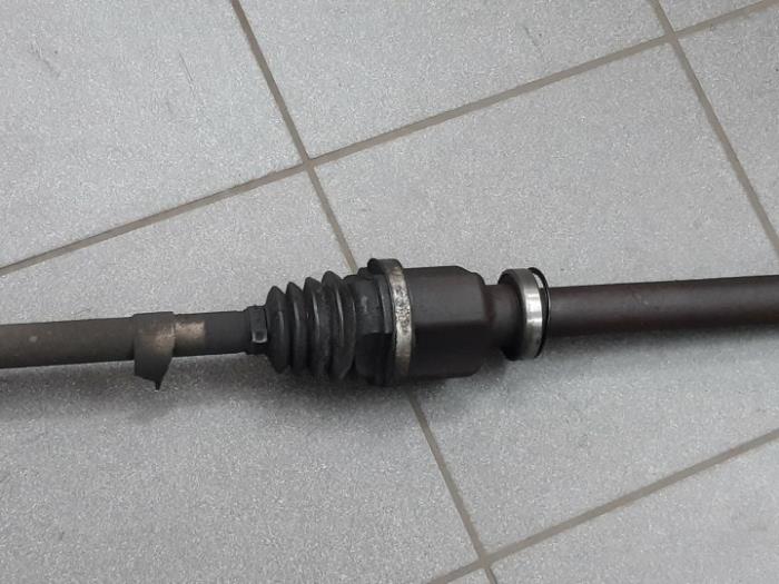 Drivaxel, höger fram från en Renault Clio III (BR/CR) 1.4 16V 2005