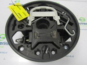 Gebruikte Krik Renault Clio II (BB/CB) 1.2 16V Prijs € 25,33 Margeregeling aangeboden door Snuverink Autodemontage