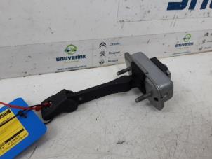 Używane Ogranicznik drzwi prawych przednich wersja 4-drzwiowa Peugeot 208 I (CA/CC/CK/CL) 1.2 Vti 12V PureTech 82 Cena € 31,50 Procedura marży oferowane przez Snuverink Autodemontage