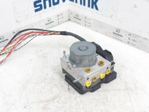 Używane Pompa ABS Renault Clio IV (5R) 1.5 Energy dCi 90 FAP Cena € 80,99 Procedura marży oferowane przez Snuverink Autodemontage