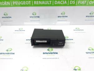 Begagnade CD-spelare Renault Scénic II (JM) 1.6 16V Pris € 34,99 Marginaltabell erbjuds av Snuverink Autodemontage
