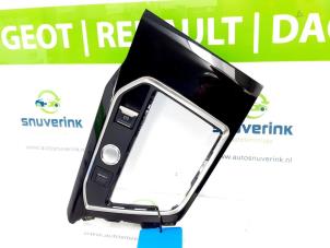 Gebruikte Dashboard deel Peugeot 3008 II (M4/MC/MJ/MR) 1.2 12V e-THP PureTech 130 Prijs € 54,00 Margeregeling aangeboden door Snuverink Autodemontage