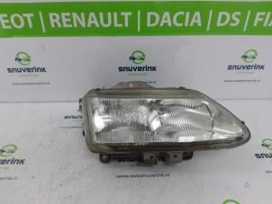 Begagnade Strålkastare, höger Renault Espace (JE) 2.0i RTE,RXE Pris € 25,33 Marginaltabell erbjuds av Snuverink Autodemontage