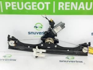 Używane Mechanizm szyby lewej przedniej wersja 2-drzwiowa Fiat 500 (312) 1.2 Cena € 44,99 Procedura marży oferowane przez Snuverink Autodemontage