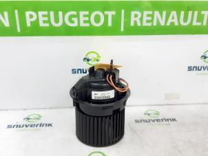 Begagnade Fläktmotor för uppvärmning och ventilation Renault Clio IV (5R) 1.5 Energy dCi 90 FAP Pris € 29,99 Marginaltabell erbjuds av Snuverink Autodemontage