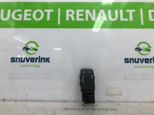 Begagnade Rattmonterad radiostyrning Renault Twingo II (CN) 1.2 Pris € 34,99 Marginaltabell erbjuds av Snuverink Autodemontage