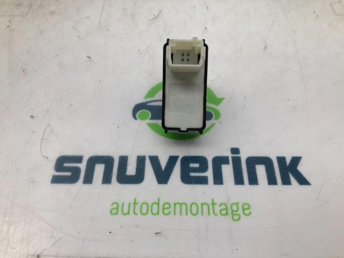 Brytare, eldrivna fönster från en Peugeot Partner (GC/GF/GG/GJ/GK) 1.6 BlueHDi 100 2018