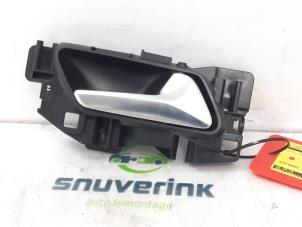 Używane Uchwyt drzwi prawych przednich wersja 4-drzwiowa DS Automobiles DS 3/Crossback (UC/UJ/UR) 1.2 12V PureTech 130 Cena € 20,00 Procedura marży oferowane przez Snuverink Autodemontage