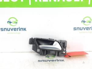 Begagnade Dörrhandtag, 4-dörrars, höger bak DS Automobiles DS 3/Crossback (UC/UJ/UR) 1.2 12V PureTech 130 Pris € 20,00 Marginaltabell erbjuds av Snuverink Autodemontage