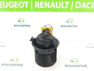 Begagnade Fläktmotor för uppvärmning och ventilation Renault Clio IV Estate/Grandtour (7R) 1.2 TCE 16V GT EDC Pris € 29,99 Marginaltabell erbjuds av Snuverink Autodemontage